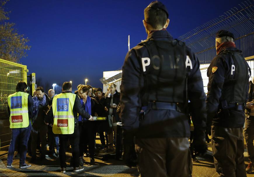 Controlli all&#39;ingresso della Dacia Arena, dopo i recenti attentati di Bruxelles. Reuters
